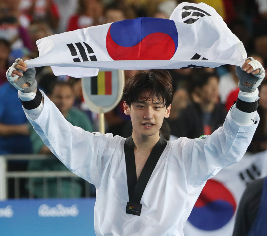 18일(현지시간) 브라질 리우데자네이루 바하 카리오카 경기장 3에서 열린 2016 리우올림픽 태권도 남자 -68kg급 동메달 결정전에서 한국 이대훈이 벨기에 자우드 아찹을 상대로 승리해 기뻐하고 있다. 사진=연합뉴스